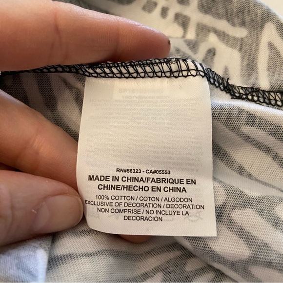 Nike  women’s white & black sleeveless shirt‎ in size small - Picture 9 of 10